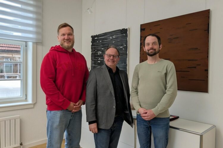Mitglieder des Freifunk Stuttgart gemeinsam mit Oberbürgermeister Bernd Hornikel. Foto aufgenommen im Rathaus Schorndorf.